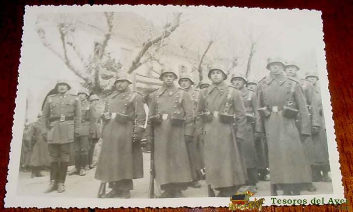 Antigua fotografia de militares - realizada en viella en 1946 - mide 12,5 x 8,5 cms.