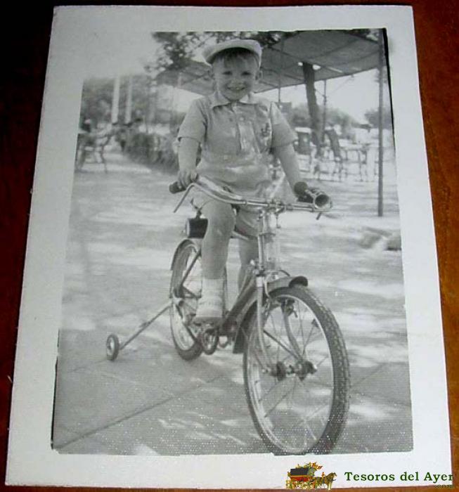 Antigua foto de  niño jugando - años 40 - 50 - mide 6,5 x 8,5 cms.
