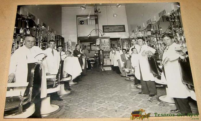 ANTIGUA FOTOGRAFIA DE UN SALON DE PELUQUERIA EN ESPAÑA AÑOS 30 - 40 - MIDE 17 X 12,5 CMS. - CON PASP