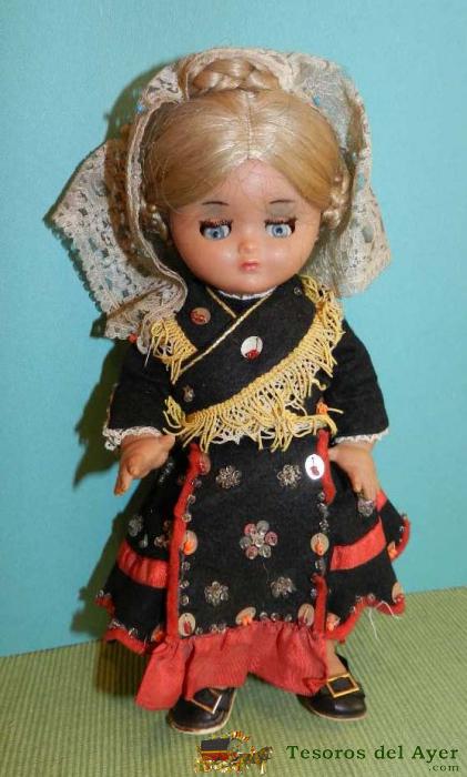 TesorosDelAyer MUNECAS ANTIGUAS ESPANOLAS ANTES DE 1960 Antigua muneca Linda pirula con traje regional de charra muy bonito y en buen estado el peinado que lleva es el adecuado